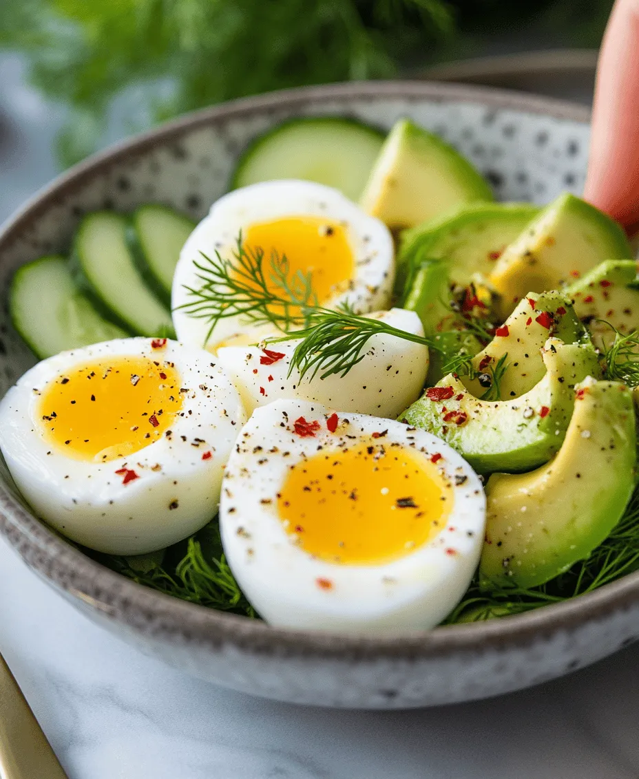 Eiersalat ist ein zeitloses Gericht, das nicht nur durch seinen Geschmack besticht, sondern auch durch seine Vielseitigkeit. Ob als Snack, Beilage oder Hauptmahlzeit – Eiersalat kann in verschiedenen Variationen zubereitet werden und erfreut sich großer Beliebtheit bei Jung und Alt. In der ketogenen Ernährung, die auf eine hohe Fettaufnahme und eine reduzierte Kohlenhydratzufuhr setzt, hat sich ein Eiersalat mit Putenschinken als besonders schmackhaft und nahrhaft erwiesen. Dieses Rezept vereint gesunde Fette, hochwertiges Eiweiß und frische Kräuter zu einem köstlichen Gericht, das sich leicht zubereiten lässt und hervorragend in einen gesunden Lebensstil integriert werden kann.