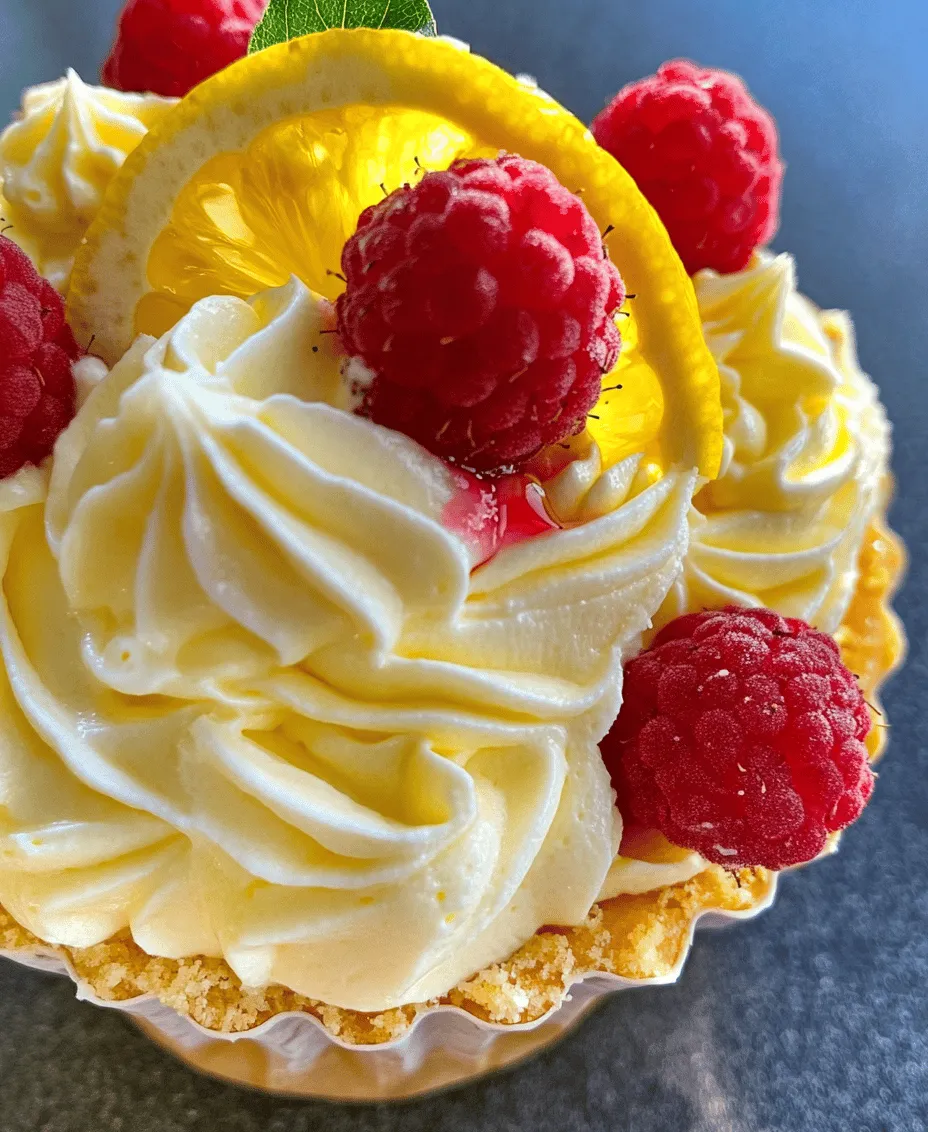 In der Welt der Desserts gibt es kaum etwas Verführerischeres als ein köstliches Törtchen, das mit frischen Früchten, einer samtigen Crème und einem Hauch von Zitrusfrüchten verfeinert ist. Das Erdbeer-Honig-Crème-Törtchen mit Zitronen-Curd ist genau das, was man sich unter einem perfekten Dessert vorstellt. Diese süßen Leckereien sind nicht nur ein Genuss für den Gaumen, sondern auch ein Fest für die Augen. Die strahlend roten Erdbeeren, die leuchtend gelbe Zitronen-Curd und die cremige Textur der Honig-Crème harmonieren perfekt miteinander und machen aus jedem Bissen ein unvergessliches Erlebnis.