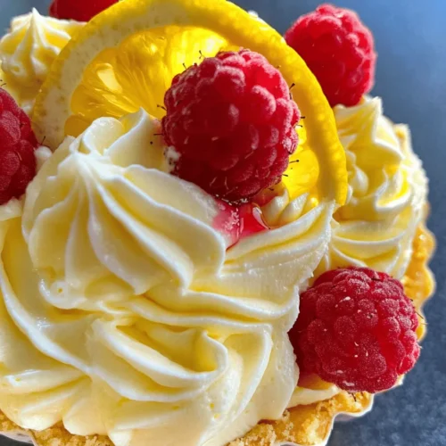 In der Welt der Desserts gibt es kaum etwas Verführerischeres als ein köstliches Törtchen, das mit frischen Früchten, einer samtigen Crème und einem Hauch von Zitrusfrüchten verfeinert ist. Das Erdbeer-Honig-Crème-Törtchen mit Zitronen-Curd ist genau das, was man sich unter einem perfekten Dessert vorstellt. Diese süßen Leckereien sind nicht nur ein Genuss für den Gaumen, sondern auch ein Fest für die Augen. Die strahlend roten Erdbeeren, die leuchtend gelbe Zitronen-Curd und die cremige Textur der Honig-Crème harmonieren perfekt miteinander und machen aus jedem Bissen ein unvergessliches Erlebnis.