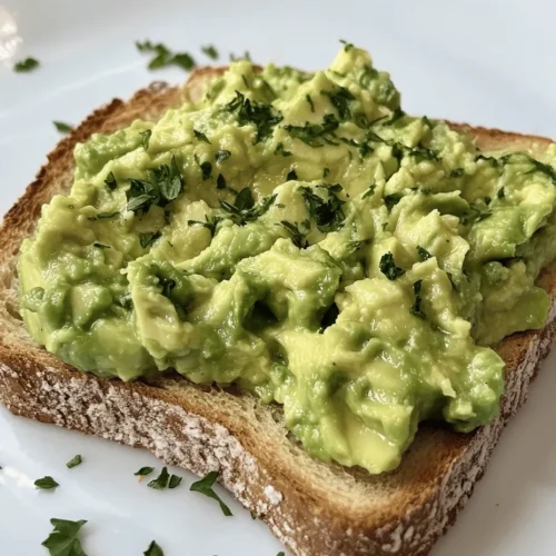 In der heutigen schnelllebigen Welt ist es wichtiger denn je, gesunde und köstliche Mahlzeiten zu finden, die einfach zuzubereiten sind. Frühstück ist die wichtigste Mahlzeit des Tages, und was könnte besser dazu geeignet sein, den Tag energisch zu beginnen, als ein Avocado-Toast mit perfekt pochiertem Ei? Dieses Gericht hat sich als äußerst beliebt etabliert und bietet eine Kombination aus Geschmack, Nährstoffen und ansprechendem Aussehen.