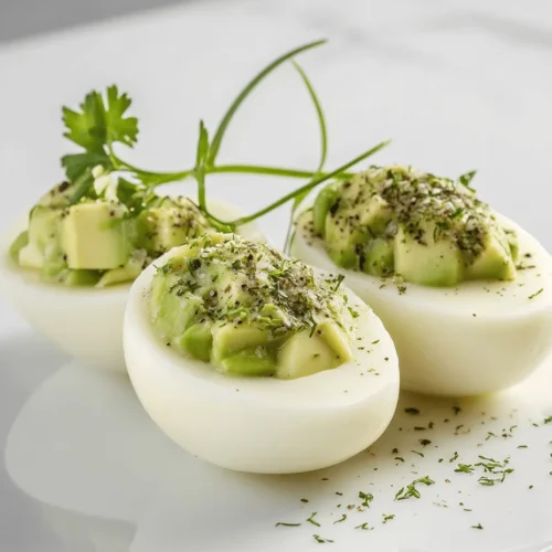 Gefüllte Eier sind ein zeitloser Klassiker, der auf Buffets, Festen und als köstliche Vorspeise immer wieder begeistert. Sie sind nicht nur geschmacklich ein Hochgenuss, sondern auch ein echter Hingucker auf jedem Tisch. In diesem Rezept präsentieren wir eine moderne Variante dieser delikaten Häppchen, die mit cremiger Avocado und frischem Schnittlauch gefüllt sind. Diese Kombination aus Aromen und Texturen macht sie zu einer perfekten Wahl für gesundheitsbewusste Genießer und alle, die ihren Gästen etwas Besonderes bieten möchten.