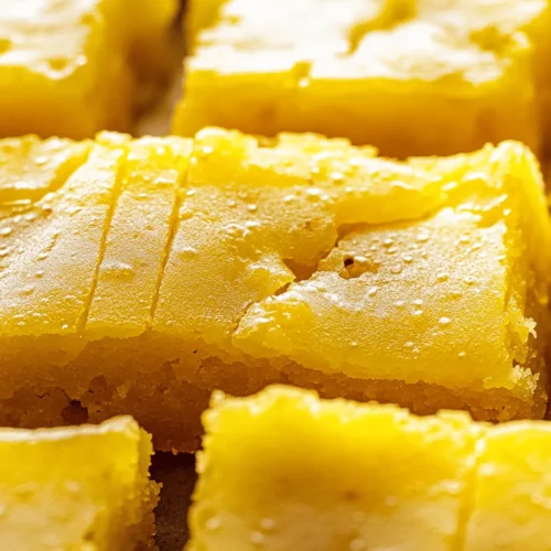 Die Basis für unsere Zitronen-Brownies besteht aus einer handvoll einfacher Zutaten, die jeder in seiner Küche hat. Diese Zutaten sind nicht nur leicht erhältlich, sondern bieten auch eine Vielzahl von Aromen und Texturen, die zusammen das perfekte Ergebnis liefern.