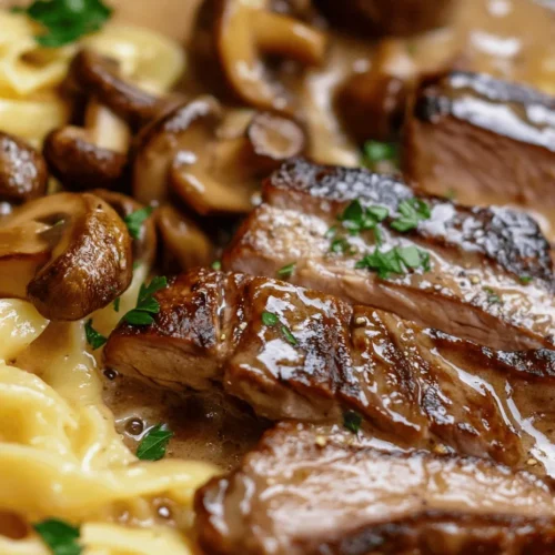 Rahmgeschnetzeltes mit Spätzle ist nicht nur ein kulinarisches Highlight der deutschen Küche, sondern auch ein Gericht, das Gemütlichkeit und Genuss vereint. Diese Kombination aus zartem Rindfleisch, einer cremigen Sauce und handgemachten Spätzle hat sich als echter Klassiker etabliert, der sowohl in den heimischen Küchen als auch in vielen Restaurants gerne serviert wird. Die Liebe zu diesem Gericht reicht weit über die Grenzen Deutschlands hinaus und macht es zu einem beliebten Menü für gesellige Abende oder besondere Anlässe.
