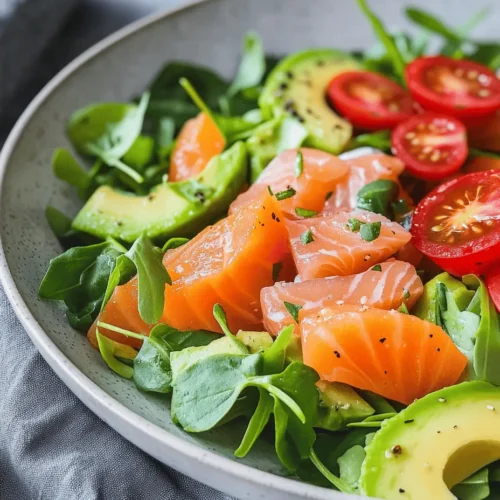 In einer Welt, die immer schneller wird, suchen viele Menschen nach schnellen, gesunden und schmackhaften Lösungen für ihre Ernährung. Der Avocado-Lachs-Genuss-Salat mit Limetten-Dressing bietet genau das: eine köstliche und nahrhafte Option, die nicht nur den Gaumen verwöhnt, sondern auch eine Vielzahl an gesundheitlichen Vorteilen mit sich bringt. Dieser Salat kombiniert die cremige Textur der Avocado mit dem zarten Geschmack des Lachses und dem erfrischenden Aroma von Limette, was ihn zu einem absoluten Highlight auf jedem Tisch macht. Ob als leichtes Mittagessen, herzhaftes Abendessen oder als schicker Snack für eine Gartenparty – dieser Salat passt einfach zu jeder Gelegenheit.